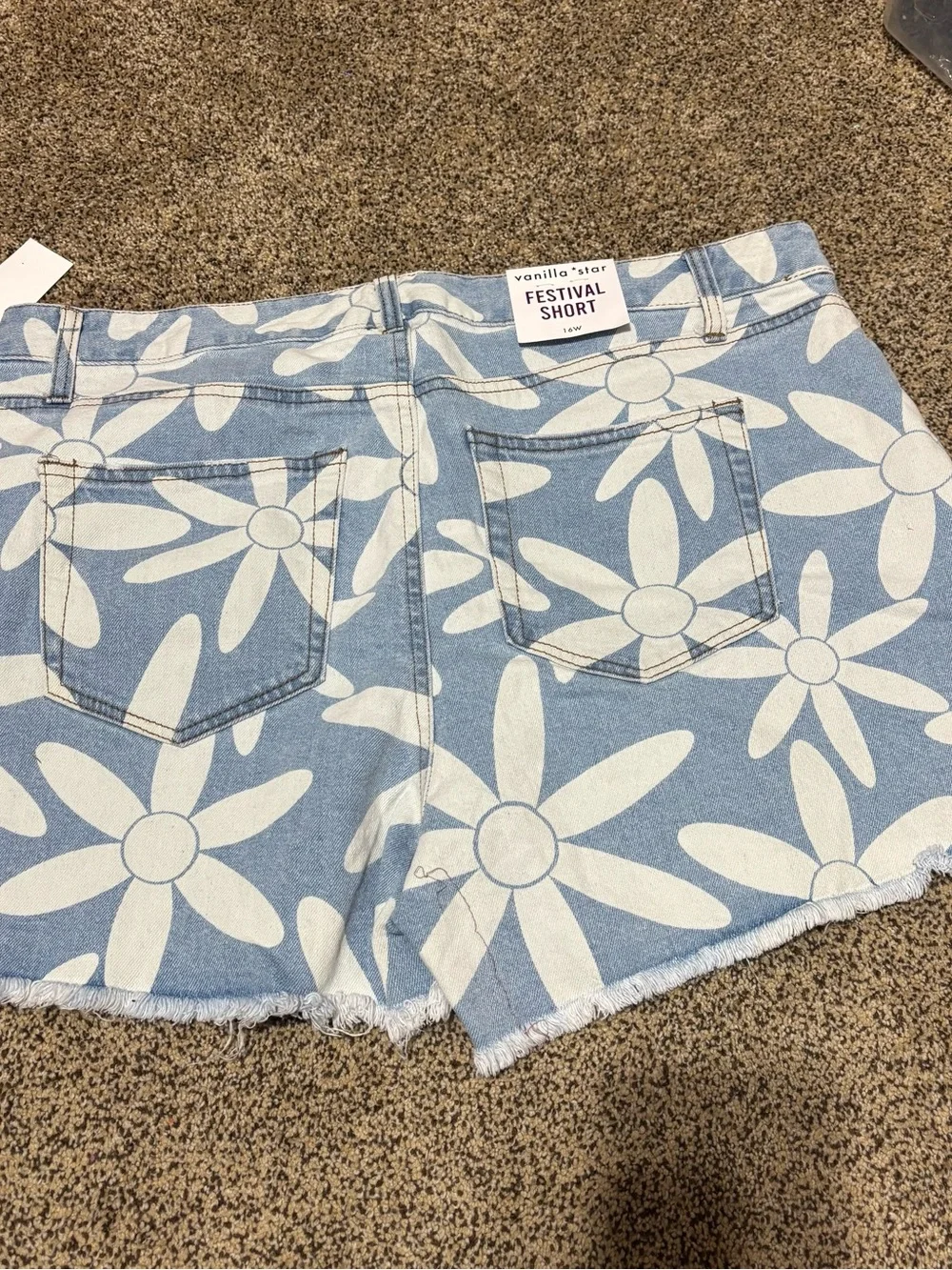 Vanilla Star 16W Blue Floral Daisy Denim Shorts. frayed Raw Hem check pics